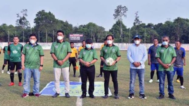 Gubernur Jambi Al Haris secara resmi membuka Kompetisi Liga 3 Provinsi Jambi 2021 di Stadion KONI Muarabulian, Kabupaten Batanghari, Sabtu (16/10/21)