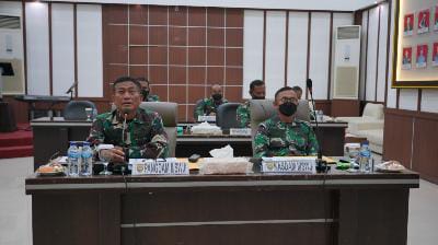 Pangdam II/Sriwijaya Mayjen TNI Agus Suhardi, melalui Vicon memimpin rapat intern guna membahas Penanganan Covid-19 dan Program Vaksinasi di wilayah Kodam II/Swj, bertempat di Ruang Gatot Subroto Makodam II/Swj, Palembang, Rabu (27/10/2021). FOTO : PENDAM II/SRIWIJAYA