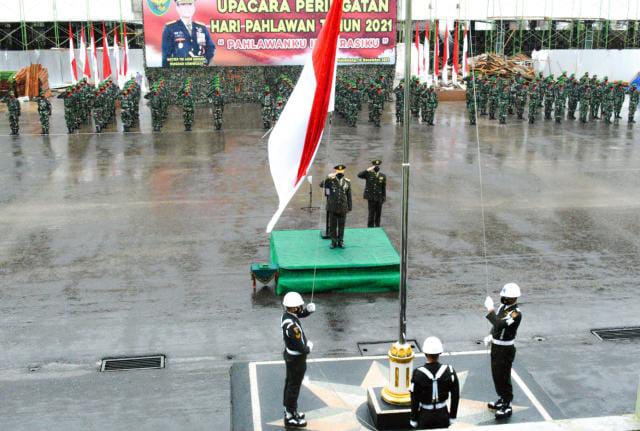 Kasdam II/Swj Brigjen TNI Gumuruh Winardjatmiko, S.E., M.B.A., sebagai Irup pada Upacara Peringatan Hari Pahlawan Tahun 2021 di lapangan Upacara Makodam II/Swj, Rabu (10/11/2021). FOTO : PENDAM II/SWJ
