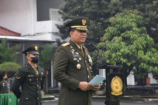 Wadan Seskoad Brigjen TNI Fulad, S.Sos., M.Sc pimpin Upacara Peringatan Hari Pahlawan Tahun 2021 di lapangan Melati Mekar Seskoad Bandung, Rabu (10/11/2021). FOTO : PEN SESKOAD