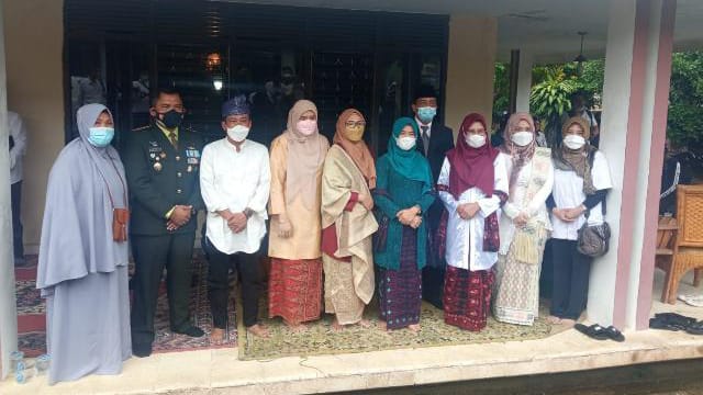 Foto bersama Dandim 0415/Jambi Kolonel Czi Sriyanto, M.I.R., M.A., Bersama Sdr. Fuad Rahman Baraqbah dan Keluarga dari Cicit dari Sultan Taha Syaiffudin Jambi, Rabu (10/11/2021). FOTO : PENDIM 0415/JAMBI