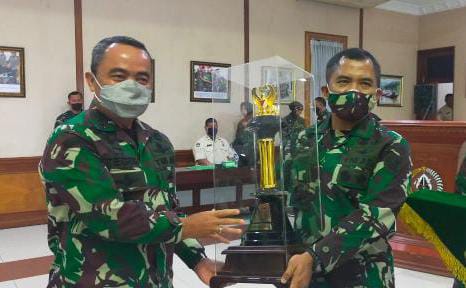Dandim 0415/Jambi, Kolonel Czi Sriyanto, M.I.R., M.A menerima hadiah dan piagam penghargaan sebagai juara satu lomba Binter Tingkat Kodim TA 2021 untuk Kodim Klasifikasi A dari Komandan Pusterad Letnan Jenderal TNI Teguh Arief Indratmoko, M.M di Aula Gajah Mada Mapusterad Cipayung Jakarta Timur (05/11/2021). FOTO : SITERDIM 0415/JAMBI