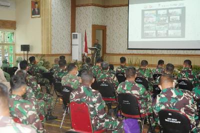 Anggota TNI dan Persit Korem 042/Gapu Ikuti Literasi Keuangan bersama OJK Jambi, Senin (1/11/21). FOTO : PENREM -042/GAPU