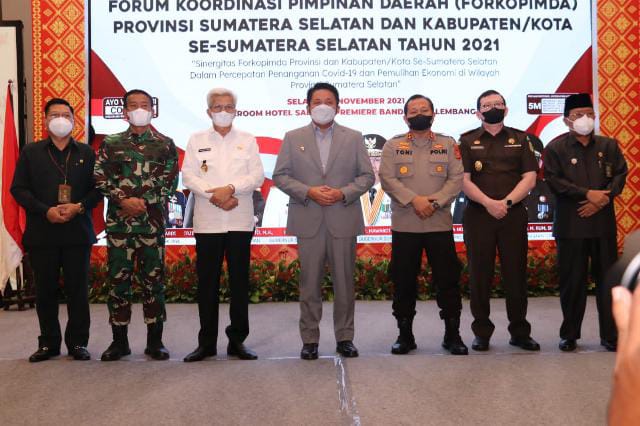 Pangdam II/Swj Mayjen TNI Agus Suhardi mengikuti Rakor bersama FKPD Provinsi Sumsel dan Kabupaten/Kota se-Sumsel, Selasa (9/11/2021). FOTO : PENDAM II/SWJ