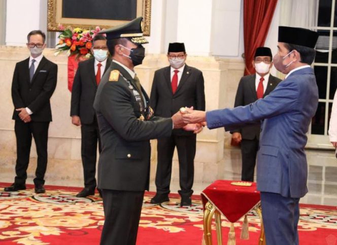 Presiden RI Ir. H. Joko Widodo melantik Jenderal TNI Andika Perkasa sebagai Panglima TNI, bertempat di Istana Negara, Jakarta, Rabu (17/11/2021). FOTO : PUSPEN TNI