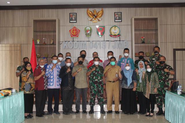 Foto bersama Komandan Kodim 0415/Jambi, Kolonel Czi Sriyanto, M.I.R, M.A.,  dengan peserta Rakor Ketahanan Pangan Kodim. (Siterdim 0415/Jambi)