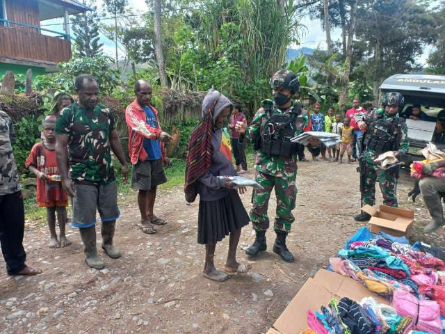 Satgas Yonif RK 751/VJS bagikan baju baru dan baju layak pakai kepada warga, Walesi, Jayawijaya, Papua (Pendam XVII/Cenderawaih)