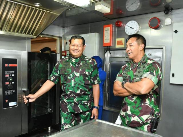 Kasal Laksamana TNI Yudo Margono bersama Panglima TNI Jenderal TNI Andika Perkasa di Kapal selam KRI Ardadedali-404, Sabtu (04/12). FOTO : DISPENAL