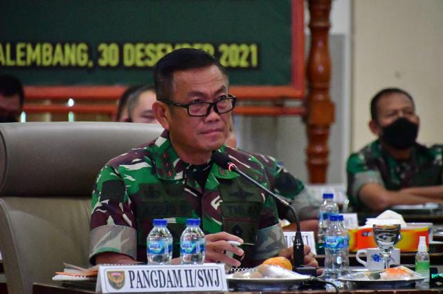 Pangdam II/Sriwijaya Mayjen TNI Agus Suhardi pimpin Rapat Evaluasi Pelaksanaan Progjagar TA 2021 Kamis (30/12/2021) : FOTO : PENDAM II/SWJ
