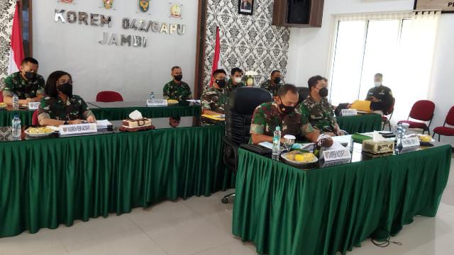 Danrem 042/Gapu Brigjen TNI M. Zulkifli, S.I.P., M.M dan Staf mengikuti Rapat Evaluasi Progjagar Kodam II/Swj TA 2021 dari ruang rapat Makorem Kota Jambi secara Virtual (Penrem 042/Gapu)
