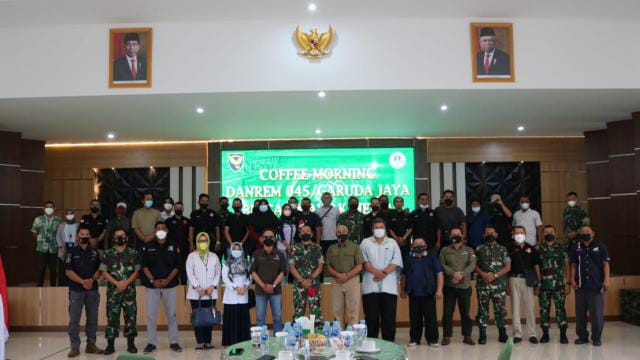 Danrem 045/Gaya Brigjen TNI M. Jangkung Widyanto, SI.P., M.Tr(Han) bersama Awak Media prov. Kep. Bangka Belitung, Selasa (21/12/2021). FOTO : PENREM 045/GAYA