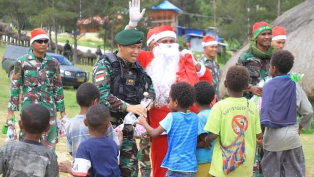 DOK. Prajurit Satgas Yonif MR 412/BES berikan kado Natal spesial untuk Anak - anak wilayah Kab. Lany Jaya.