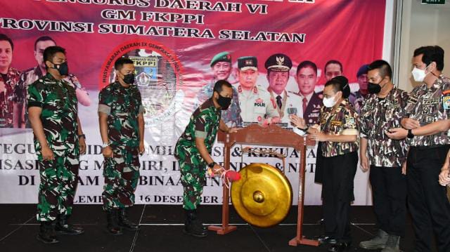Kasiter Kasrem 044/Gapo Kolonel Inf Arif Susanto buka acara musda Ke- IX PD VI FKPPI Sumsel, Kamis (16/12/2021). FOTO : PENREM 044/GAPO