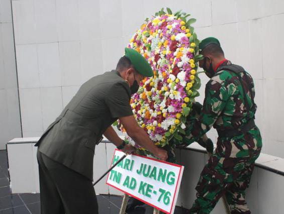 Dok. Danrem 045/Garuda Jaya Brigjen TNI M Jangkung Widyanto, S.I.P., M.Tr.(Han) melaksanakan peletakan karangan bunga di depan tugu TMP Pawitralaya