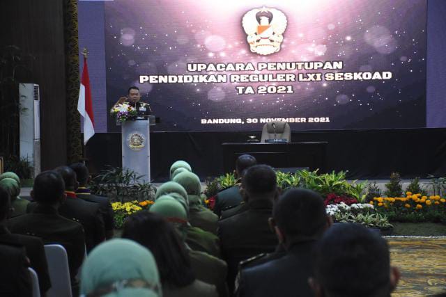 Kepala Staf Angkatan Darat (Kasad) Jenderal TNI Dudung Abdurachman, S.E., M.M., memimpin upacara penutupan pendidikan reguler LXI Seskoad TA 2021, Bertempat di Gedung Prof. Dr. Satrio Seskoad. FOTO : PEN SESKOAD