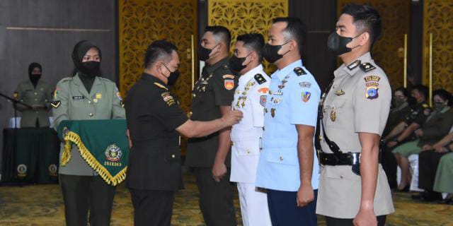 Kasad Jenderal TNI Dudung Abdurachman, S.E., M.M., memimpin upacara penutupan Dikreg LXI Seskoad TA 2021, Bertempat di Gedung Prof. Dr. Satrio Seskoad, Selasa (30/11/2021). FOTO : DISPENAD