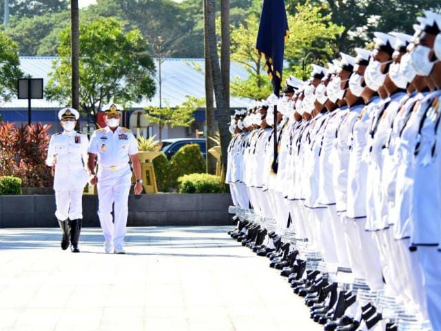 Dok. Kepala Staf Angkatan Laut (Kasal) Laksamana TNI Yudo Margono memeriksa Kawalan Kehormatan Utama 