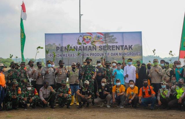 Dok. Danrem 162/WB Brigjen TNI Ahmad Rizal Ramdhani. S.sos., S.H., M.han bersama peserta tanam pohon yang dilaksanakan di Dusun Senggong, Mertak Keamatan Pujut Loteng, Jumat (3/12/2021).