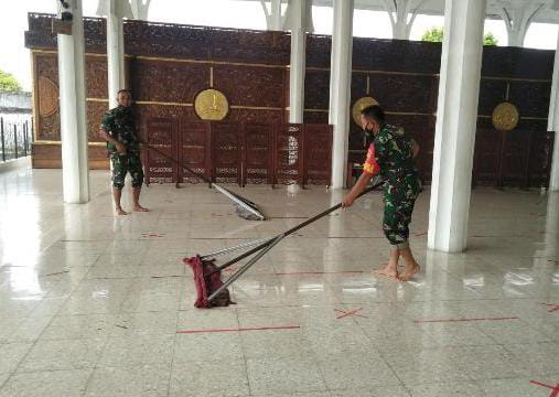 Dok. Anggota Koramil 415-09/Telanaipura melakukan kegiatan bersih-bersih di masjid Agung Al-Falah atau masjid seribu tiang, Jum'at (3/12/21).