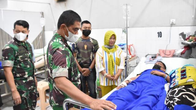 Danrem 044/Gapo Brigjen TNI M. Naudi Nurdika S.I.P M.Si M.Tr (Han), mengunjungi Sersan Satu (Sertu) Hermansyah yang sedang dirawat di Rumah Sakit (RS) AK. Gani Palembang, Kamis (6/1/2022). FOTO : PENREM 044/GAPO