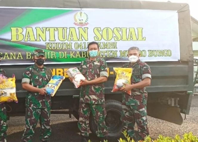 Dandim 0415/Jambi Kolonel Czi Sriyanto Melepan Bantuan ke Bungo di halaman Makodim 0415/Jambi di kawasan Jelutung, Kota Jambi, Selasa (4/01/22).