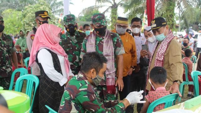 Komandan Korem 042/Gapu Brigjen TNI M. Zulkifli S.I.P., M.M meninjau pelaksanaan vaksinasi untuk anak-anak usia 6 - 11 tahun, di Kabupaten Merangin, 