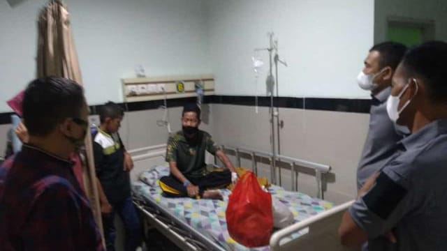 DOK. Kapenrem 042/Gapu Mayor Inf RM Hatta membesuk anggotanya yang sedang menjalani perawatan di Rumah Sakit Bratanata/DKT Jambi, Rabu sore (05/01/2022).