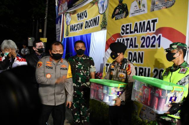 
Pangdam II/Sriwijaya Bersama Forkopimda Sumsel Pantau Situasi Kamtibmas Kota Palembang Jelang Malam Pergantian Tahun. (Pendam II/Swj)
