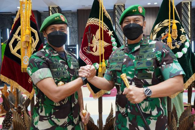 FOTO : Pangdam XVII/Cenderawasih Mayor Jenderal TNI Teguh Muji Angkasa, S.E., M.M. dan Mayor Jenderal  TNI Ignatius Yogo Triyono, M.A