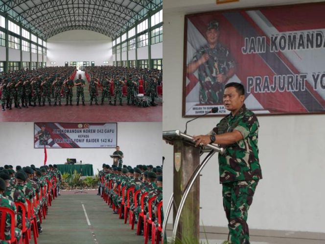 Danrem 042/Gapu Brigjen TNI Supriono, S.IP., M.M memberikan Jam Komandan kepada Prajurit Yonif R 142/KJ, di Kompi Bantuan Yonif R 142/KJ, Kota Jambi. Kamis (24/2/2022). FOTO : PENREM 042/GAPU.