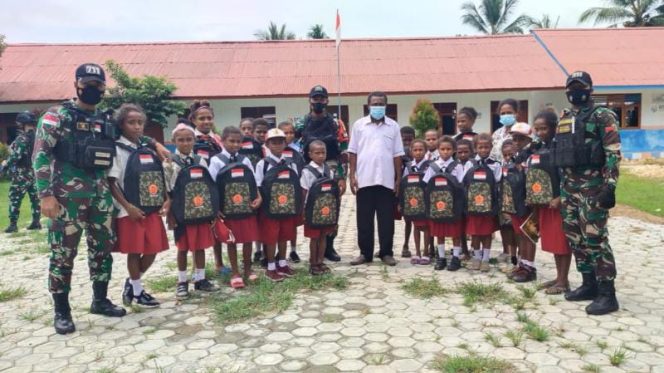 Pos Mosso Satgas Pamtas RI-PNG Yonif 711/Rks melaksanakan kegiatan mengajar dan memberikan bantuan perlengkapan sekolah kepada siswa SDN 1 Mosso, Distrik Muara Tami Kota Jayapura, Rabu (16/02/2022).  FOTO : PENDAM XVII CENDERAWASIH