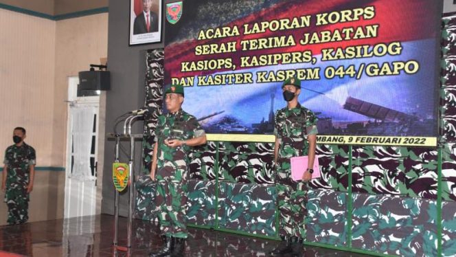 Danrem 044/Gapo Brigjen TNI M. Naudi Nurdika S.I.P M.Si M.Tr (Han), memimpin langsung Sertijab Empat Kasi Kasrem 044/Gapo, di Balai Prajurit Makorem 044/Gapo Palembang, Rabu (9/2/2022). FOTO : PENREM 044/GAPO