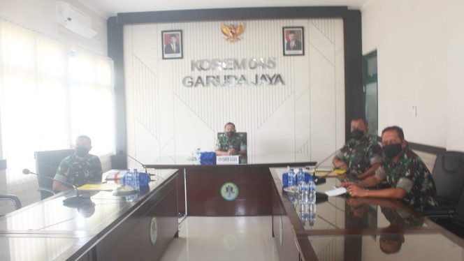 Danrem 045/Garuda Jaya Brigjen TNI M Jangkung Widyanto, S.I.P., M.Tr.(Han) mengikuti Rakornas Gulben secara virtual dari Makorem 045/Gaya. (Penrem 045/Gaya)