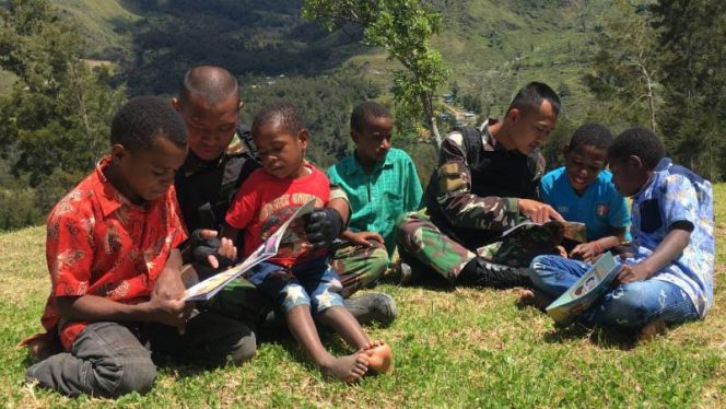 Kehadiran Satgas Yonif MR 412 Kostrad Dukung Pendidikan Anak-Anak Di Tanah Papua (FOTO/PENDAM XVII CENDERAWASIH)