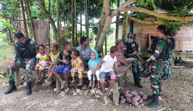 Satgas Yonif 711 Anjangsana Ke Kampung Berikan Motivasi Belajar Anak-Anak Di Tapal Batas Papua. (Sriwijayadaily.co.id)