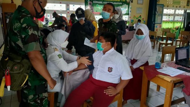 FOTO. Anak SD Kartika Jaya koordinator Korem 042/Gapu terima vaksinasi covid-19 yang diselenggarakan oleh Koramil 415-09/Telanaipura bekerjasama dengan vaksinator dari Denkesyah 02.04.02 Jambi, Selasa (8/2/2022). 