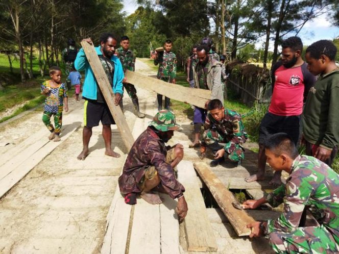 FOTO. Aksi Prajurit 412 Kostrad Bersama Warga Perbaiki Jembatan Di Pedalaman Papua (**)