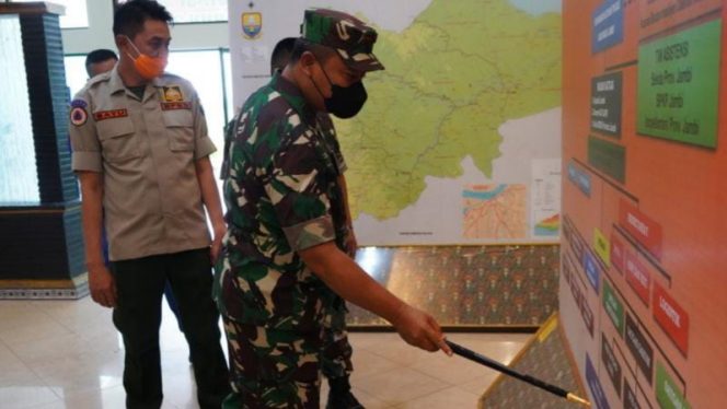 Danrem 042/Gapu Brigjen TNI Supriono dengan didampingi Kepala BPBD meninjau Posko Bencana Provinsi Jambi di Bandara Sultan Thaha Jambi. (Penrem 042/Gapu)