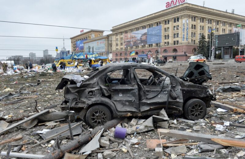 Pemandangan alun-alun di luar balai kota Kharkiv yang rusak pada 1 Maret 2022, hancur akibat ditembaki oleh pasukan Rusia yang menyerang gedung pemerintah kota yang sebagian besar berbahasa Rusia. (Foto oleh Sergey BOBOK / AFP)