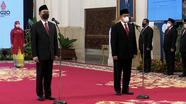 Foto: Bambang Susantono dan Donny Rahajoe saat dilantik oleh Presiden Joko Widodo (Jokowi) menjadi Kepala dan Wakil Otorita IKN. (Tangkapan Layar Youtube Sekretariat Presiden)