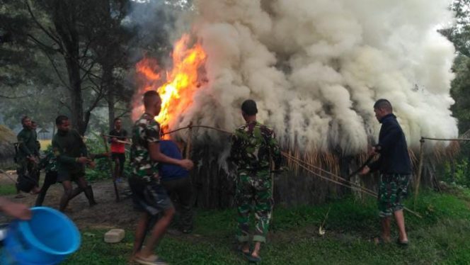 Prajurit Satgas Yonif MR 412 Kostrad dari Pos Tima bantu padamkan kebakaran Honai warga di Kampung Tima Distrik Balingga Kabupaten Lanny Jaya, Papua. (**)
