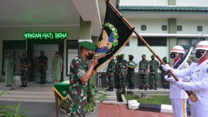 Brigjen TNI Mateus Jangkung W, S.I.P., M.Tr (Han) mencium Pataka Korem 045/Gaya dalam tradisi pelepasan pejabatan lama Danrem. (SRIWIJAYADAILY/PENREM GAYA)