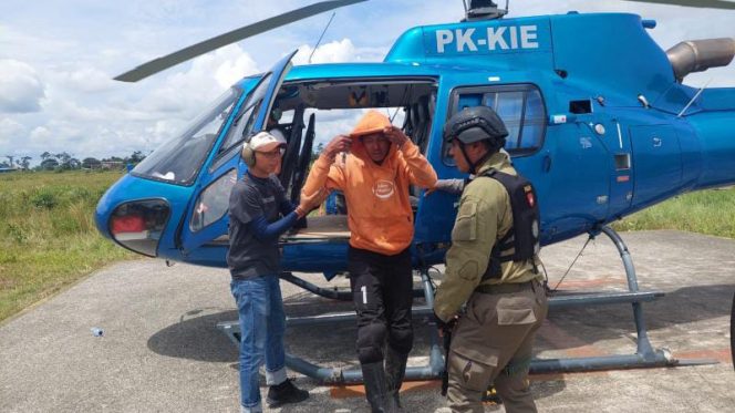 Proses evakuasi korban yang selamat, atas nama NS Karyawan PT. PTT yang Selamat Dari Gerombolan KST Di Beoga. (FOTO/PENDAM XVII/CENDERAWASIH)