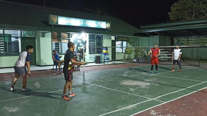Danramil Mayor Inf Widi Purwoko, SE saat bermain badminton bersama warga (SRIWIJAYADAILY/RML09TP