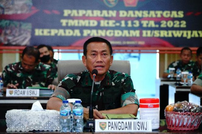 Pangdam II/Sriwijaya  Mayjen TNI Agus Suhardi, memimpin Rapat program  TNI Manunggal Membangun Desa (TMMD) Ke-113 Kodam II/Swj TA 2022 . (PENDAM II/SWJ)