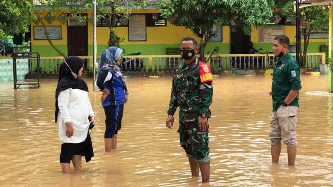 Babinsa Koramil 09/TP Pelda R. Manihuruk Pantau Banjir di Wilayah Binaannya. (SRIWIJAYADAILY/RMLTP) 