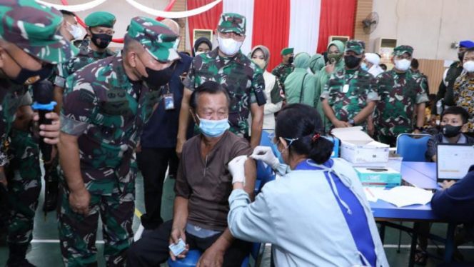 Kasad Jenderal TNI Dudung Abdurachman, S.E.,M.M., saat memantau pelaksanaan vaksinasi bagi masyarakat di gedung HTT Kota Padang.**