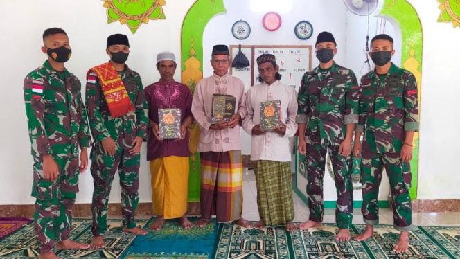 Personel Satgas Pamtas RI-PNG Yonif 711/Rks, memberikan bantuan Al-Qur'an untuk Masjid Al-Ikhlas Desa Pikere Ujung Karang, Distrik Arso Timur, Kabupaten Keerom. (SRIWIJAYADAILY/PENDAM CENDERAWASIH)