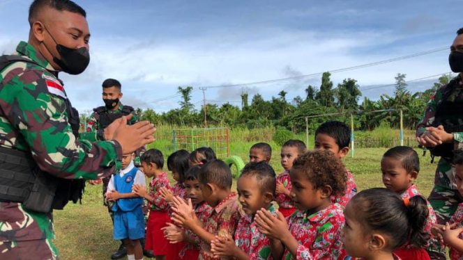 Anggota Satgas Pamtas RI-PNG Yonif 711/Rks luangkan waktu menjadi sahabat sekaligus mengajak anak- anak TK Awus Kampung Pitewi untuk belajar bersama, bertempat di Kampung Pitewi, Distrik Arso Timur, Kabupaten Keerom, Papua. (SRIWIJAYADAILY/PENDAM CENDERAWASIH)