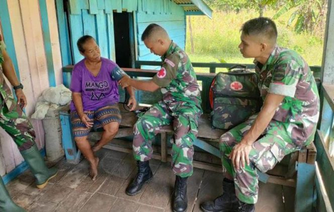 Anggota Satgas Pamtas RI-PNG Yonif 123/RW beri layanan kesehatan kepada warga perbatasan di wilayah Kabupaten Merauke (FOTO/PEN CENDERAWASIH)